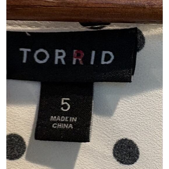 Torrid Babydoll Top 5X White Black Polka Dot Georgette Pintuck Blouse Pinup - Picture 2 of 14